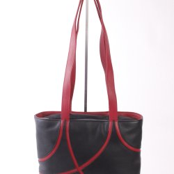 damestas zwart leer met rode lijnen dutch design praktische indeling Kristas tassen.jpg