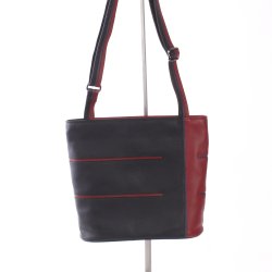 crossbody tas met lange verstelbare schouderband zwart rood leer Kristas model Helsinki square.jpg