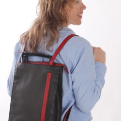 Leren rugtas zwart felrood leer dutch design Kristas model Finland handige vakjes.jpg